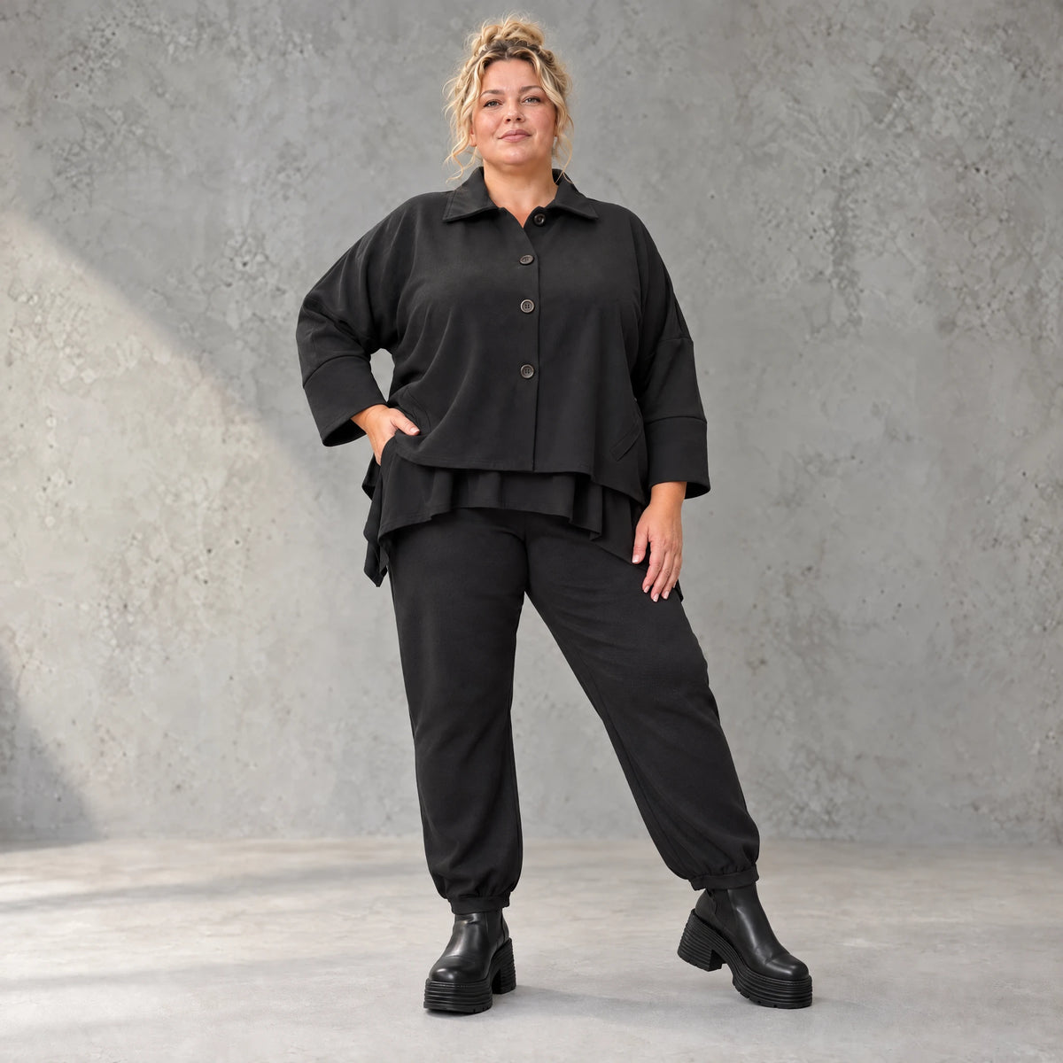 Schwarze Karottenhose aus Stretchdenim mit Elastikbund und Seitentaschen weich bequem