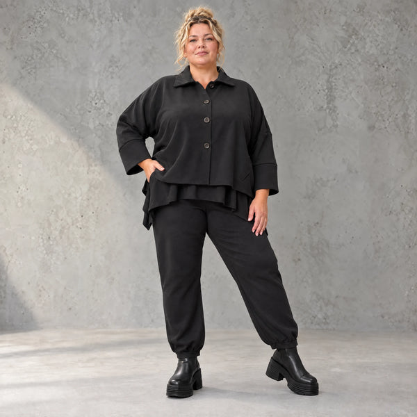 Schwarze Karottenhose aus Stretchdenim mit Elastikbund und Seitentaschen weich bequem