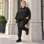 Schwarze Karottenhose aus Stretchdenim mit Elastikbund und Seitentaschen weich bequem