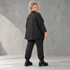 Schwarze Karottenhose aus Stretchdenim mit Elastikbund und Seitentaschen weich bequem