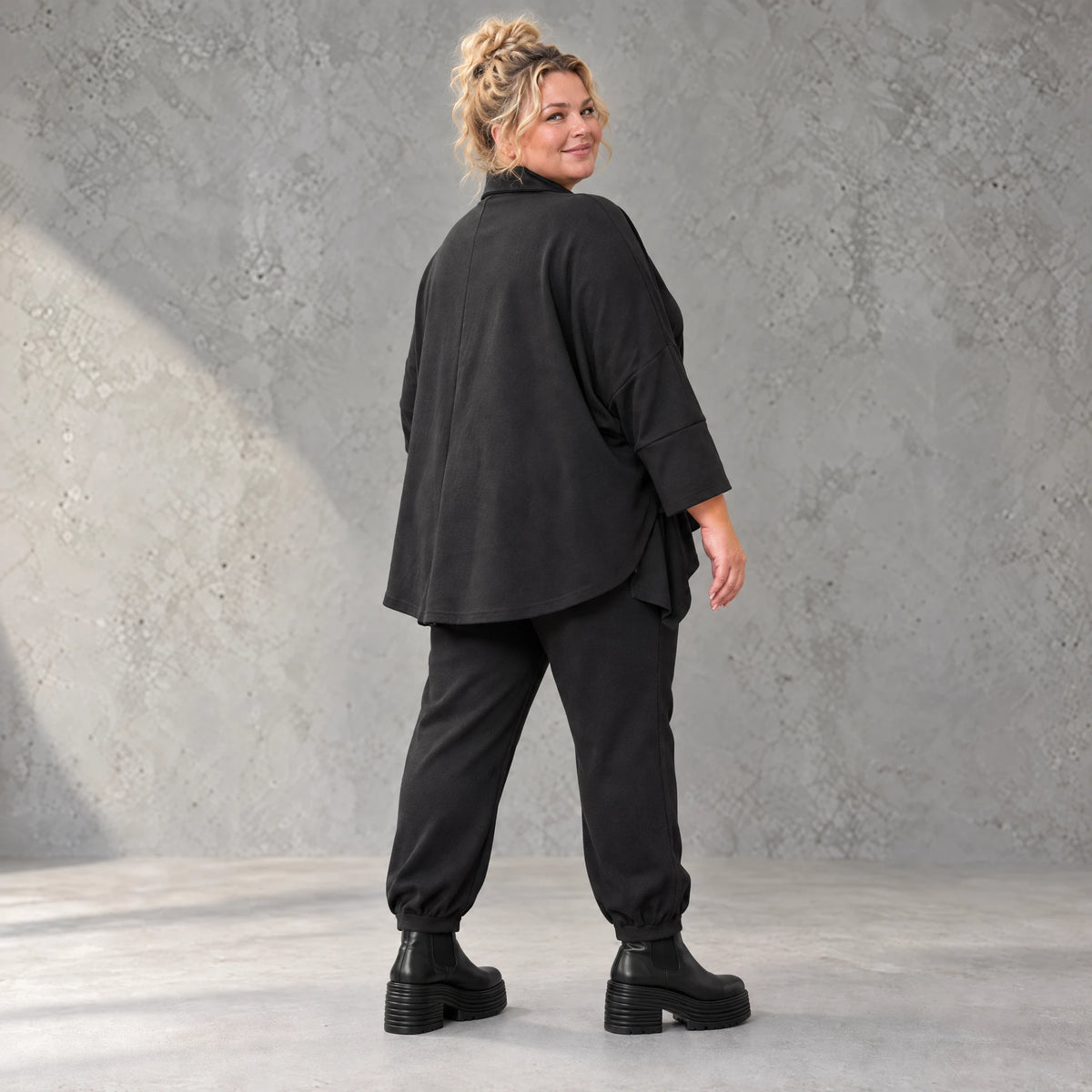 Schwarze Karottenhose aus Stretchdenim mit Elastikbund und Seitentaschen weich bequem