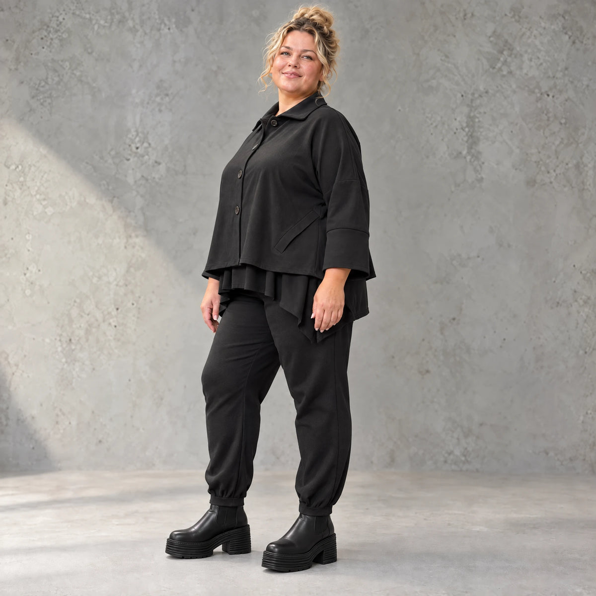 Schwarze Karottenhose aus Stretchdenim mit Elastikbund und Seitentaschen weich bequem
