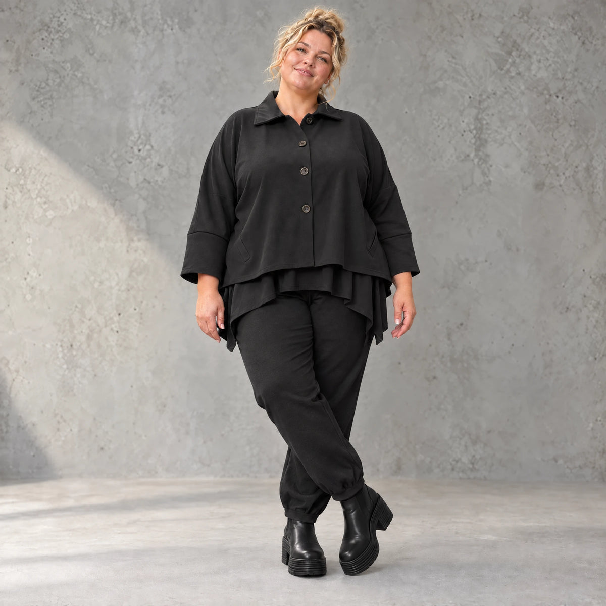 Schwarze Karottenhose aus Stretchdenim mit Elastikbund und Seitentaschen weich bequem