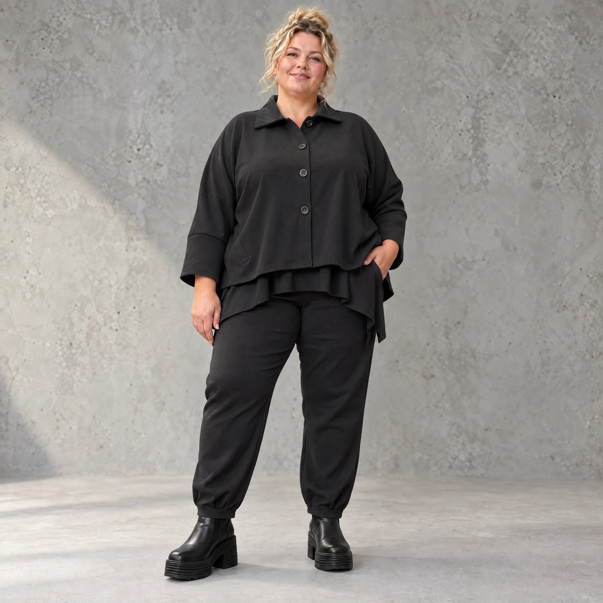 Schwarze Karottenhose aus Stretchdenim mit Elastikbund und Seitentaschen weich bequem