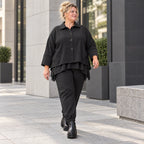 Schwarze Karottenhose aus Stretchdenim mit Elastikbund und Seitentaschen weich bequem