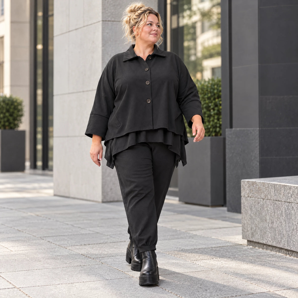 Schwarze Karottenhose aus Stretchdenim mit Elastikbund und Seitentaschen weich bequem