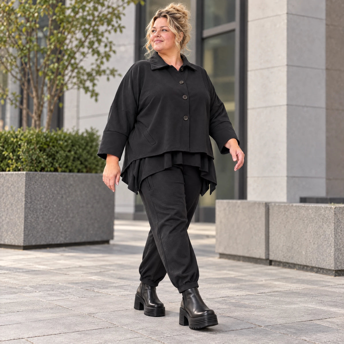 Schwarze Karottenhose aus Stretchdenim mit Elastikbund und Seitentaschen weich bequem
