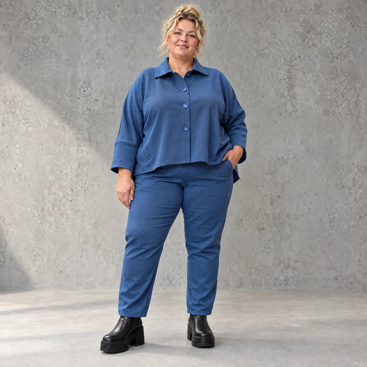 Karottenhose aus jeansblauem Stretchdenim mit Dehnbund in weicher Baumwollqualität