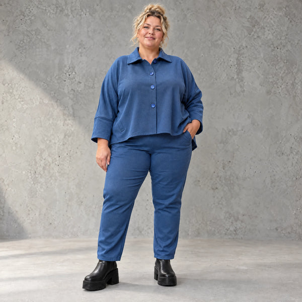 Karottenhose aus jeansblauem Stretchdenim mit Dehnbund in weicher Baumwollqualität
