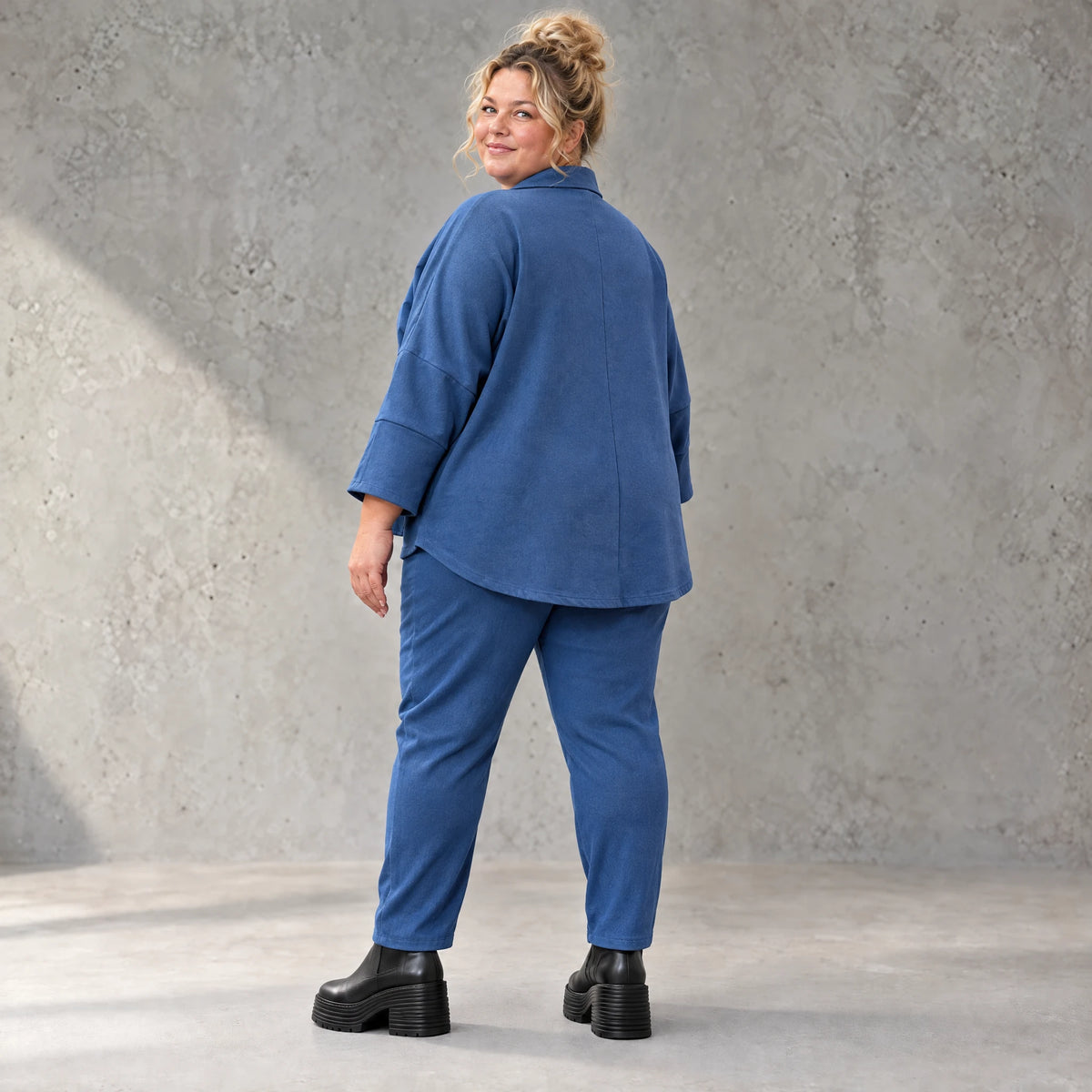 Karottenhose aus jeansblauem Stretchdenim mit Dehnbund in weicher Baumwollqualität