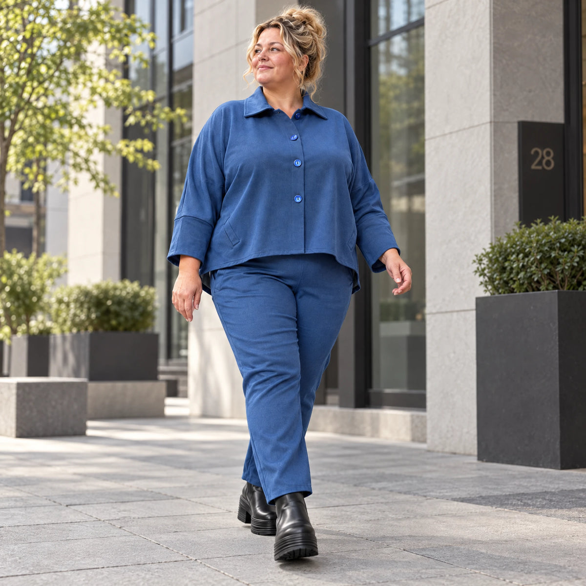 Karottenhose aus jeansblauem Stretchdenim mit Dehnbund in weicher Baumwollqualität