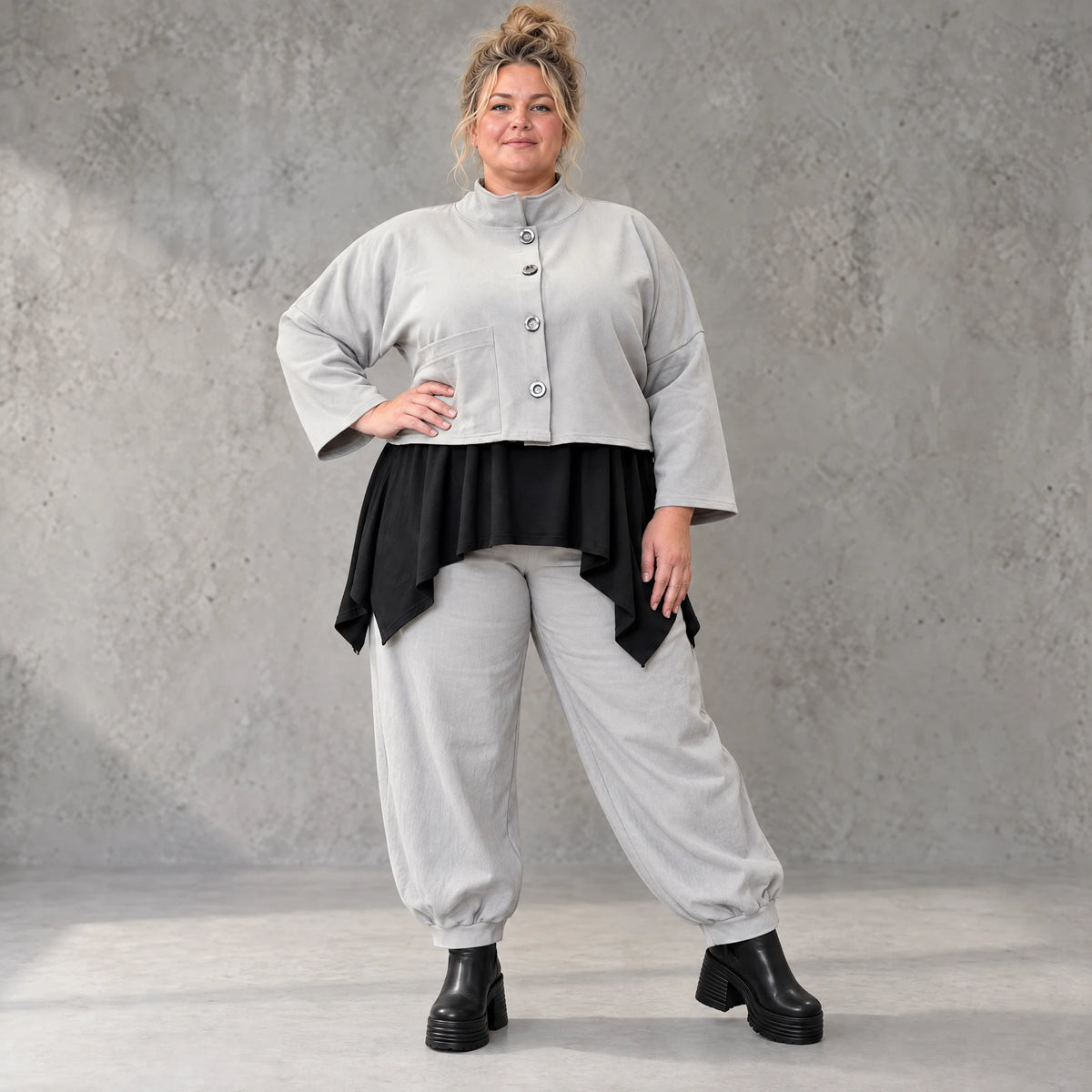 Graue Jeansjacke aus Stretchdenim mit Stehkragen Knopfverschluss und aufgesetzten Taschen