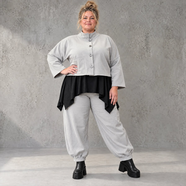 Graue Jeansjacke aus Stretchdenim mit Stehkragen Knopfverschluss und aufgesetzten Taschen