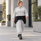Graue Jeansjacke aus Stretchdenim mit Stehkragen Knopfverschluss und aufgesetzten Taschen