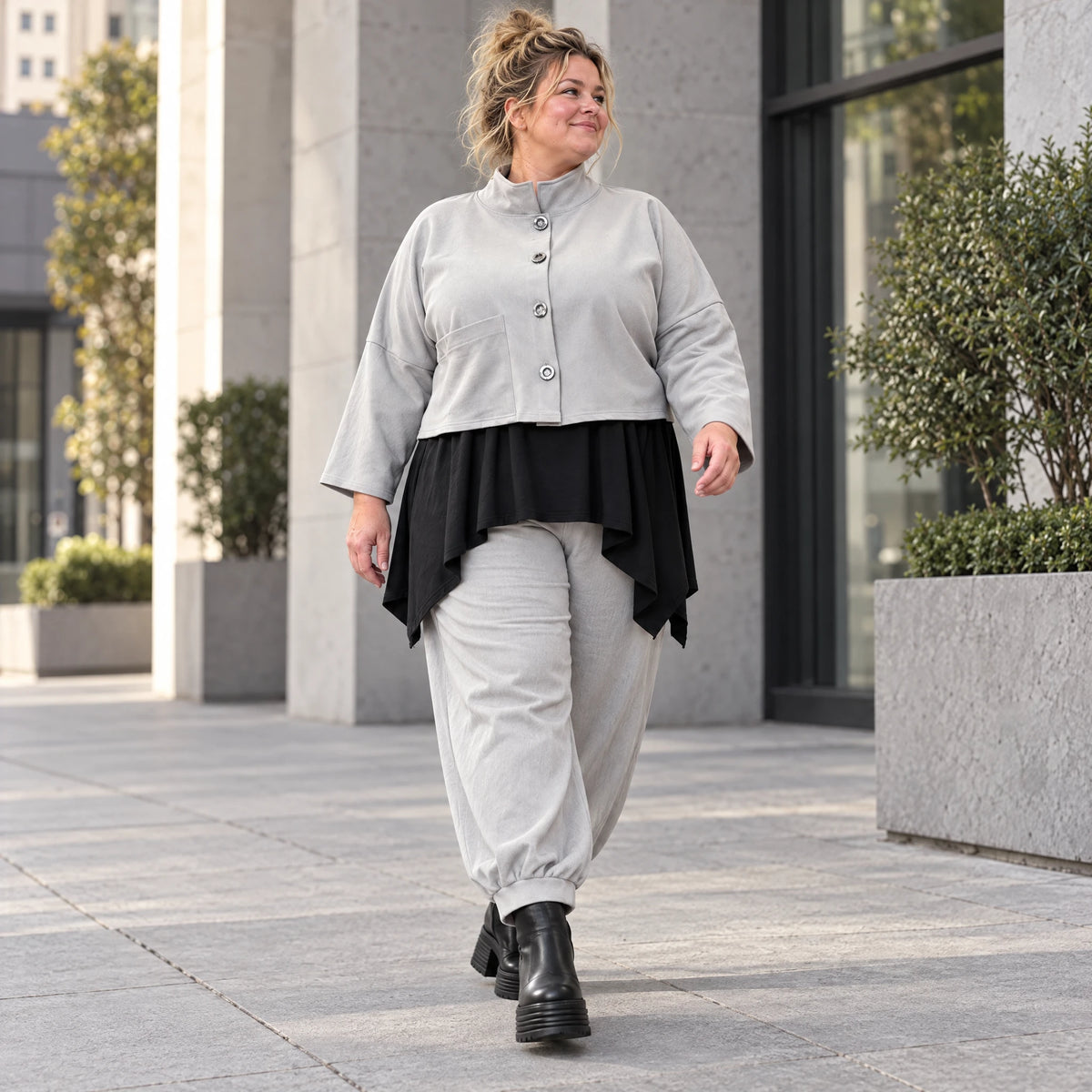 Graue Jeansjacke aus Stretchdenim mit Stehkragen Knopfverschluss und aufgesetzten Taschen