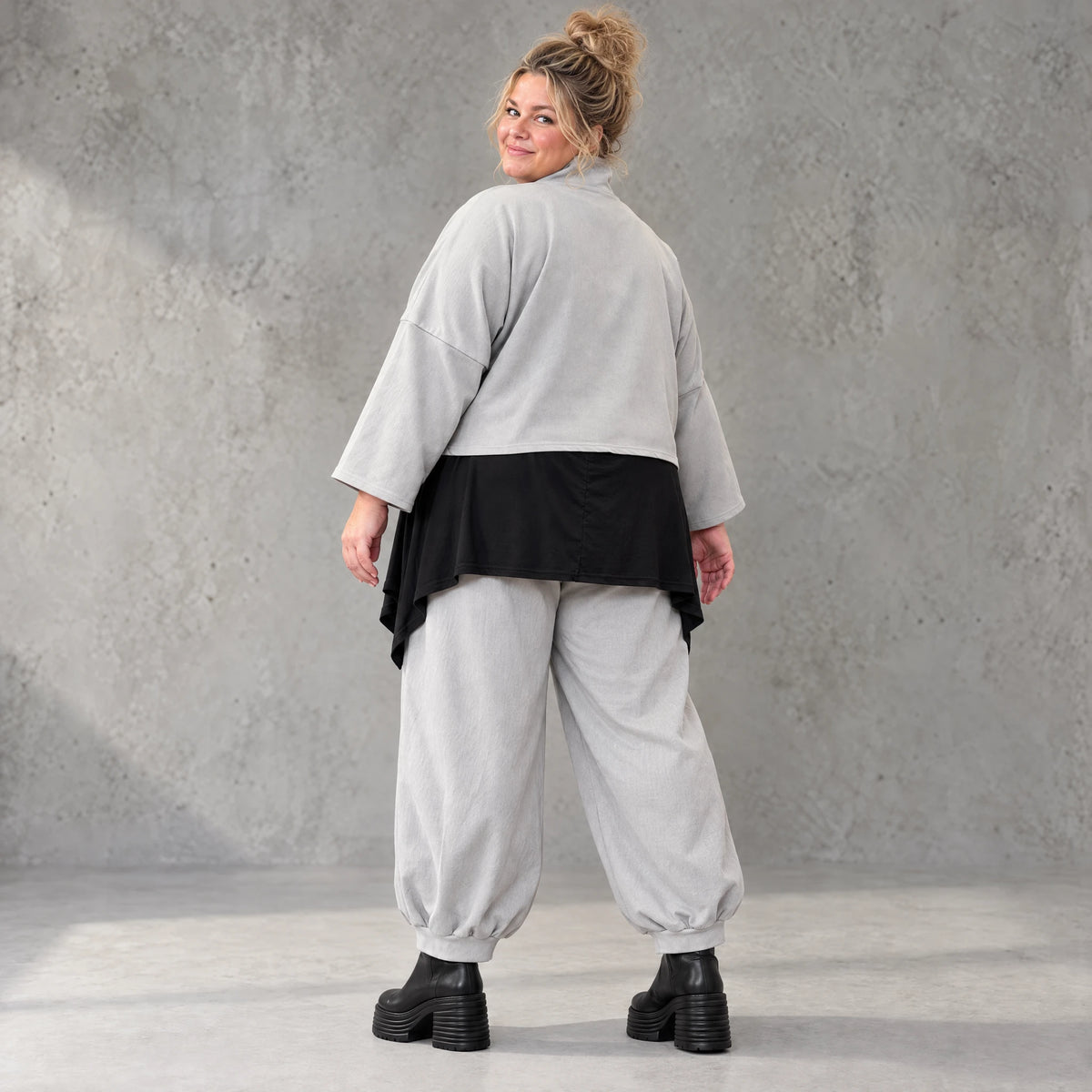 Graue Jeansjacke aus Stretchdenim mit Stehkragen Knopfverschluss und aufgesetzten Taschen