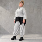 Graue Jeansjacke aus Stretchdenim mit Stehkragen Knopfverschluss und aufgesetzten Taschen