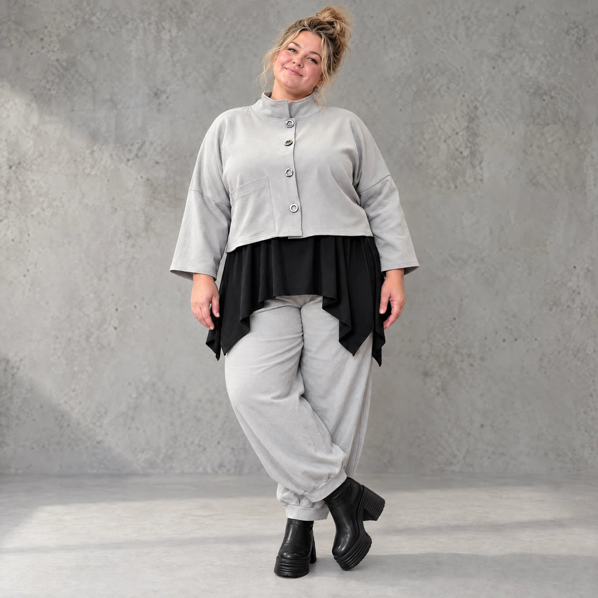 Graue Jeansjacke aus Stretchdenim mit Stehkragen Knopfverschluss und aufgesetzten Taschen