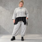 Graue Jeansjacke aus Stretchdenim mit Stehkragen Knopfverschluss und aufgesetzten Taschen