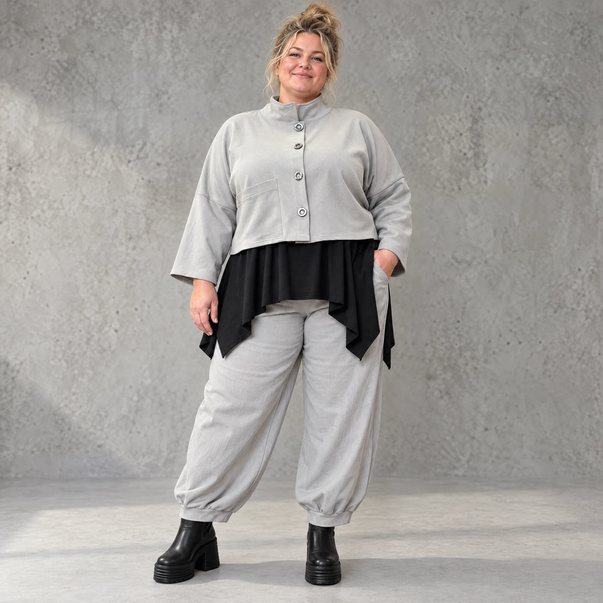 Graue Jeansjacke aus Stretchdenim mit Stehkragen Knopfverschluss und aufgesetzten Taschen