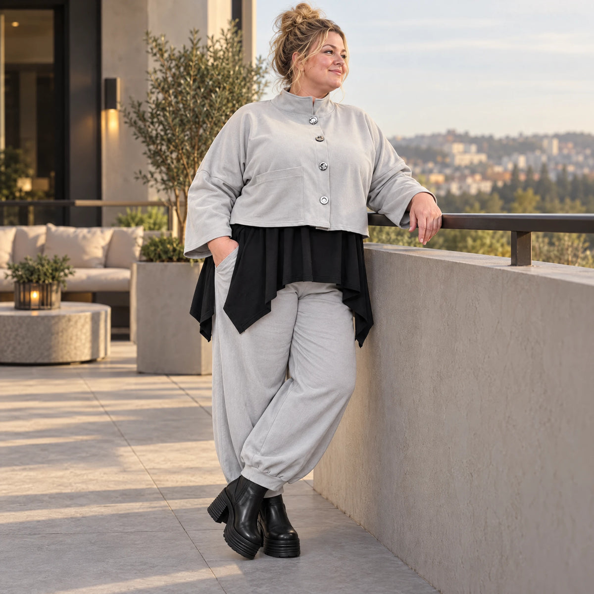 Graue Jeansjacke aus Stretchdenim mit Stehkragen Knopfverschluss und aufgesetzten Taschen
