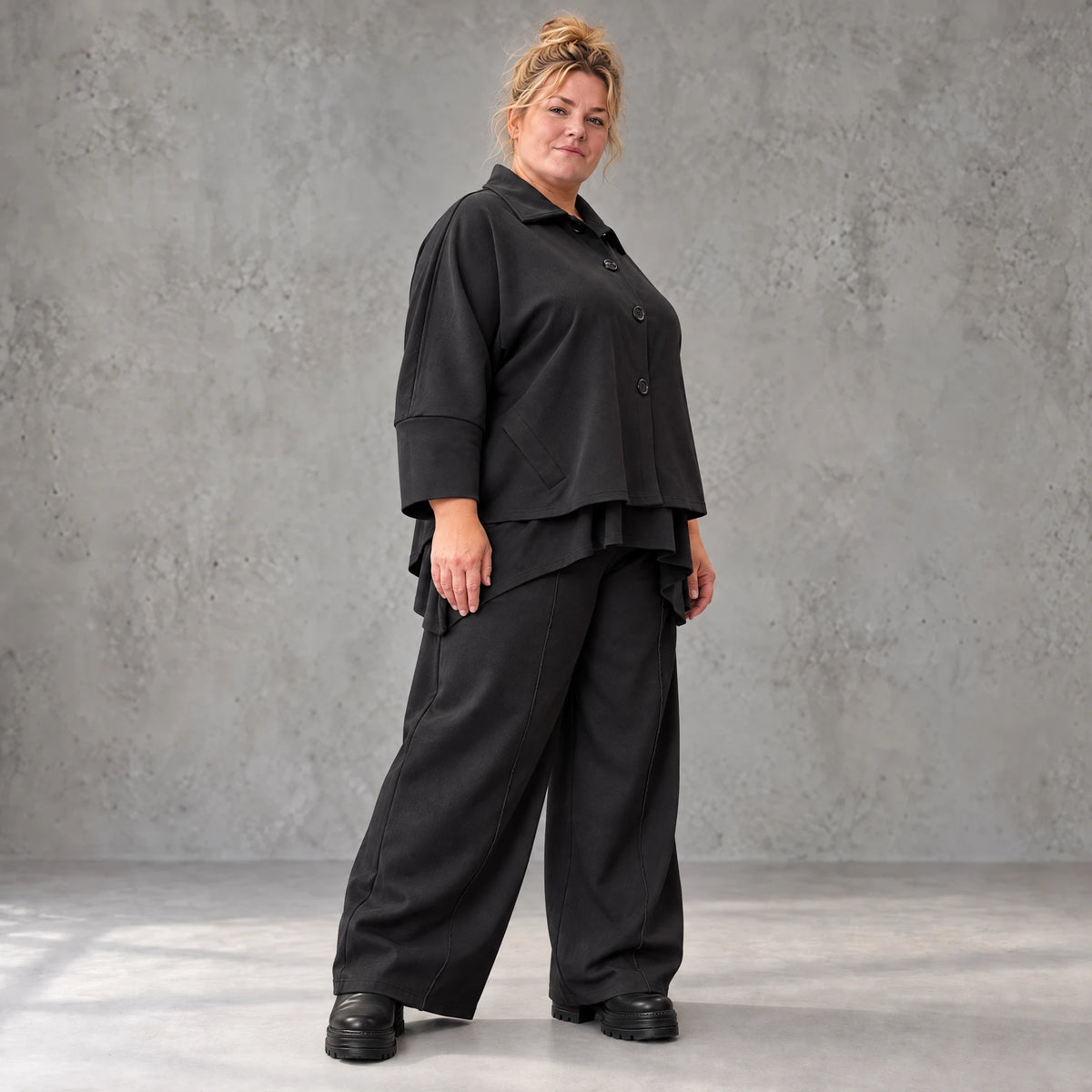 Schwarze Ballonhose aus feinem Jeansstoff mit Elastikbund und Overlocknaht Musterung