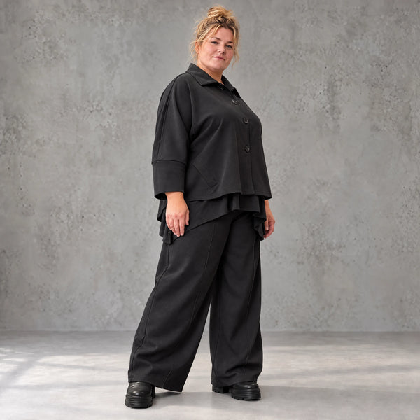 Schwarze Ballonhose aus feinem Jeansstoff mit Elastikbund und Overlocknaht Musterung