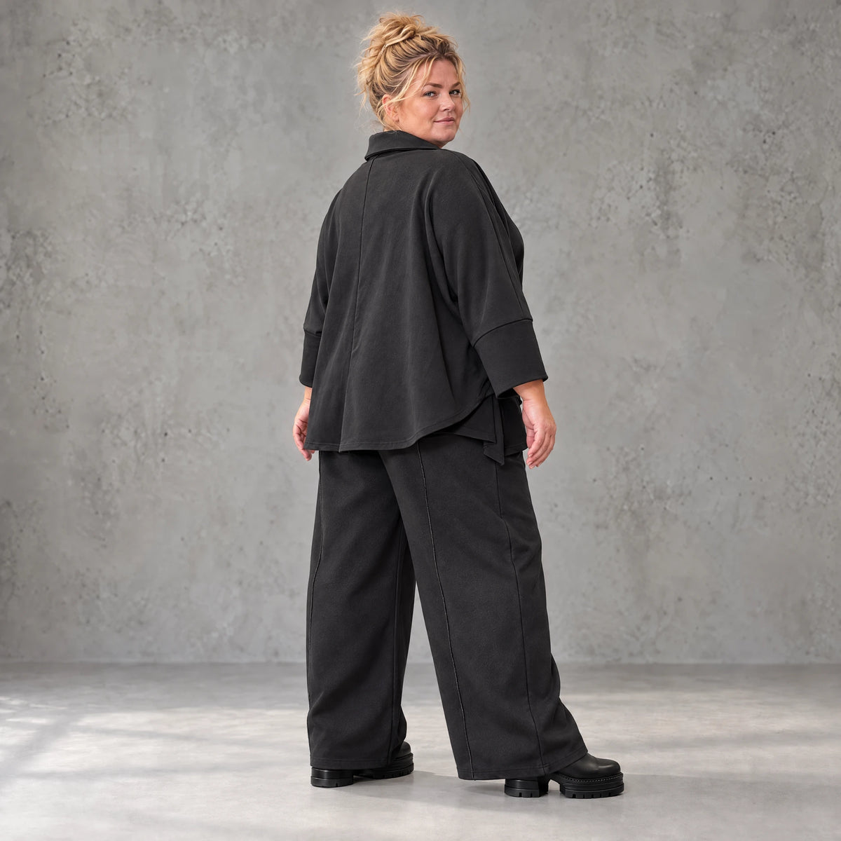 Schwarze Ballonhose aus feinem Jeansstoff mit Elastikbund und Overlocknaht Musterung