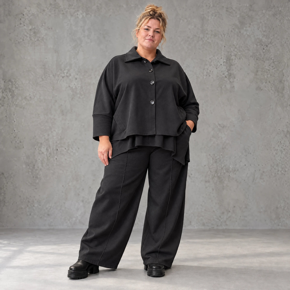 Schwarze Ballonhose aus feinem Jeansstoff mit Elastikbund und Overlocknaht Musterung