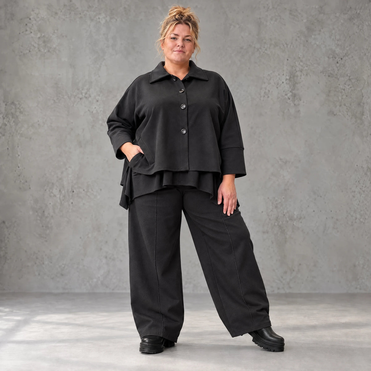 Schwarze Ballonhose aus feinem Jeansstoff mit Elastikbund und Overlocknaht Musterung