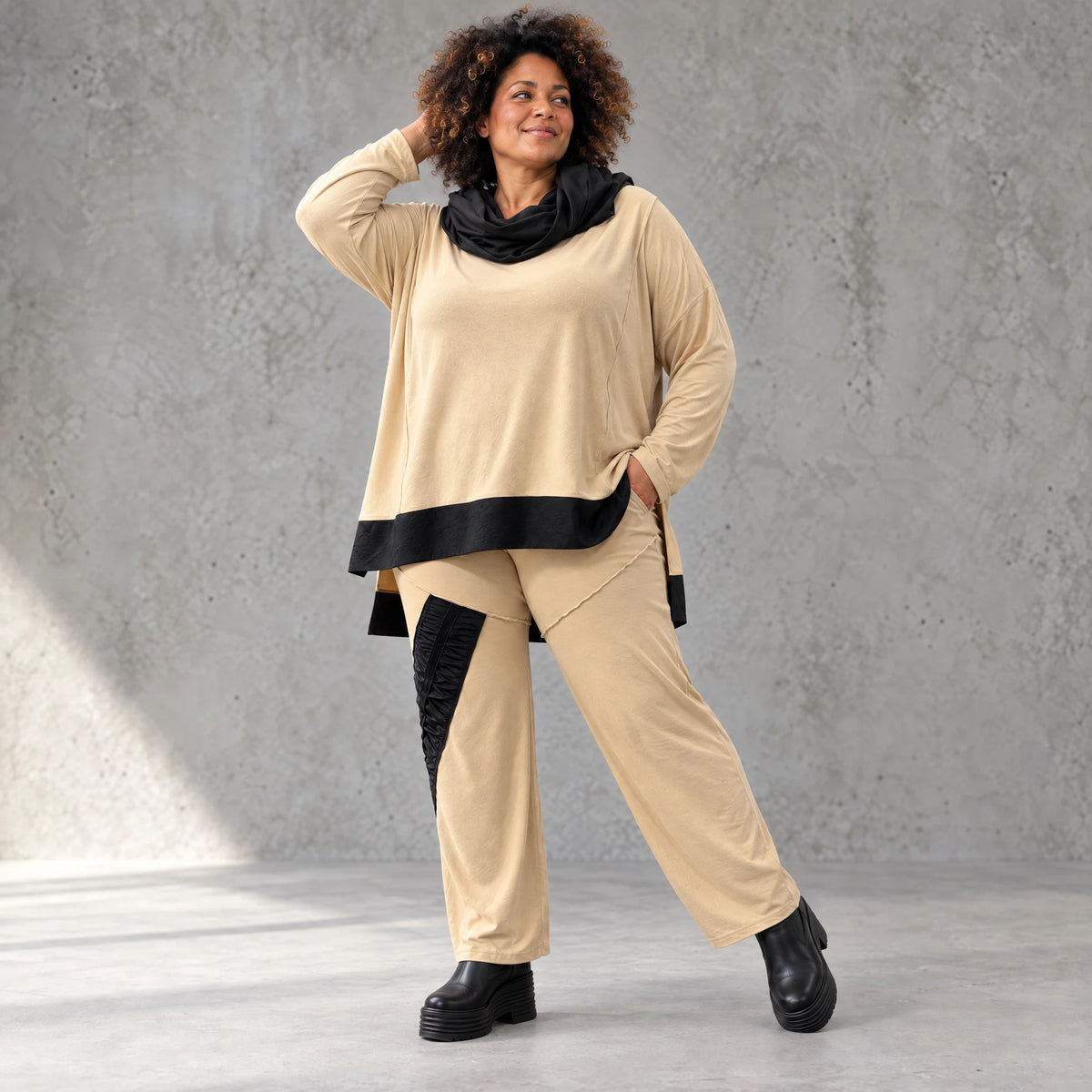 Jerseyhose mit geradem Bein und Dehnbund mit Taftdetails und dekorativer Overlocknaht
