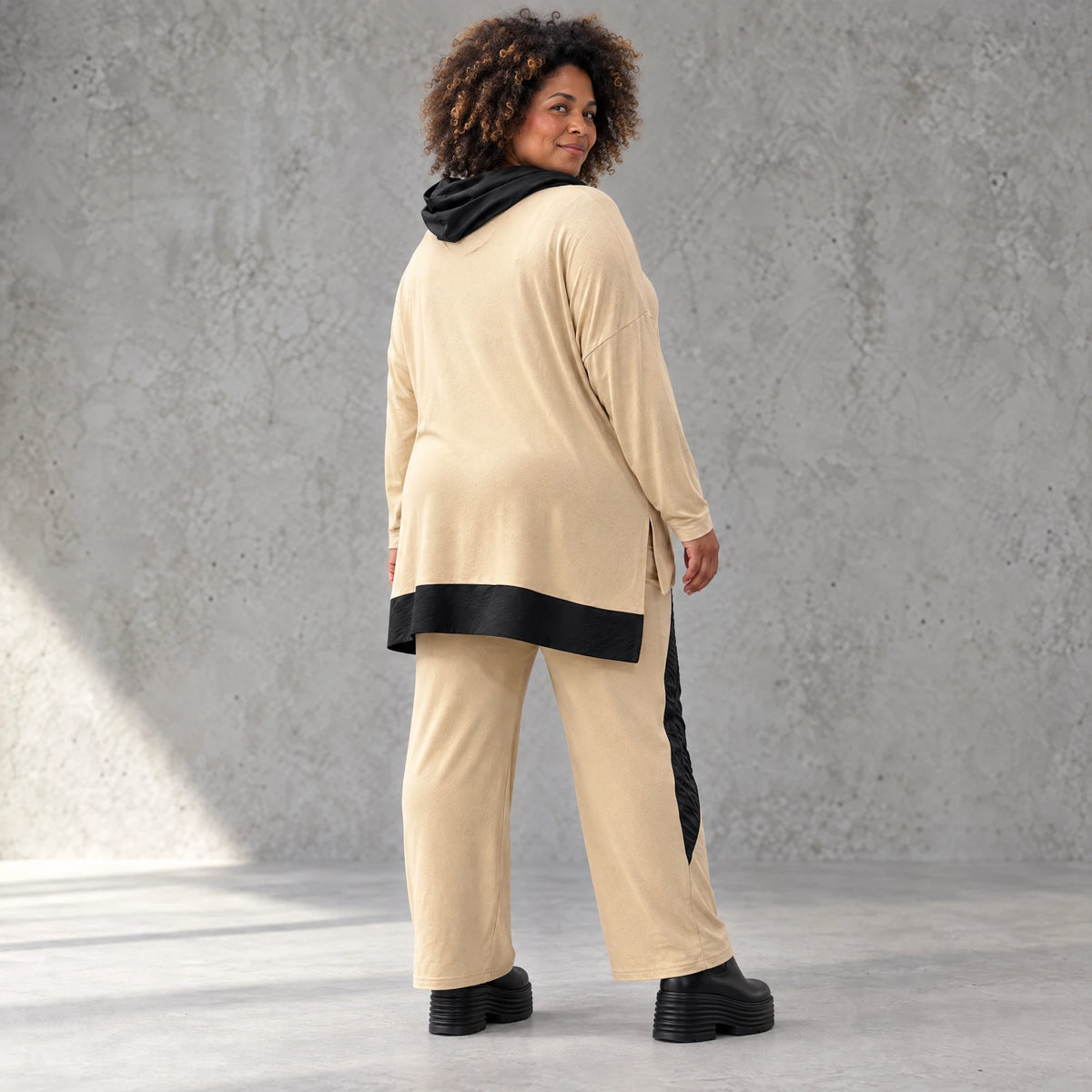 Jerseyhose mit geradem Bein und Dehnbund mit Taftdetails und dekorativer Overlocknaht
