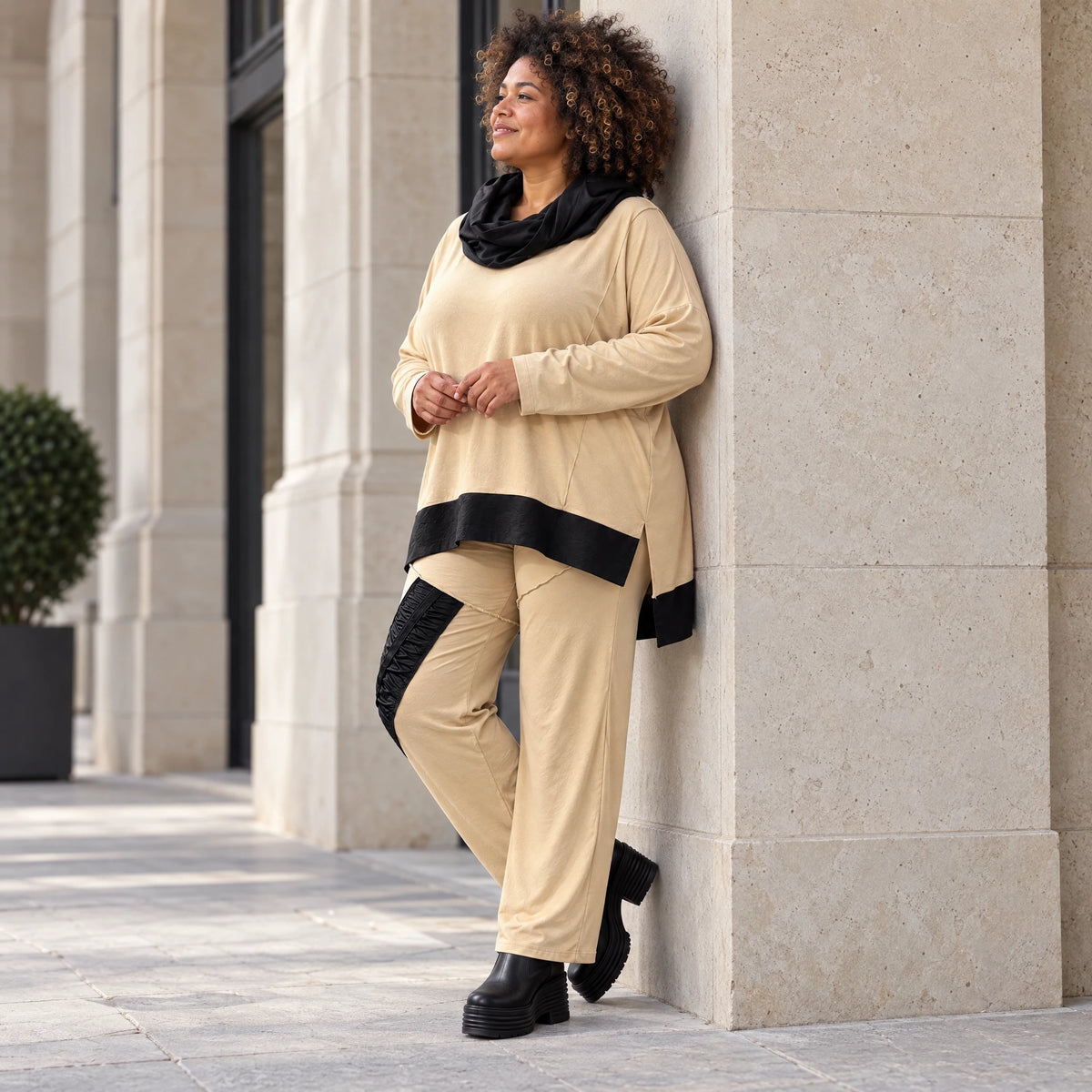 Jerseyhose mit geradem Bein und Dehnbund mit Taftdetails und dekorativer Overlocknaht