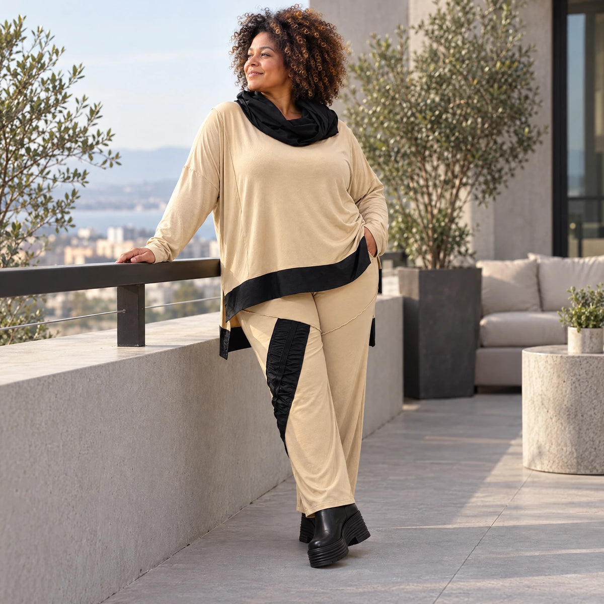 Jerseyhose mit geradem Bein und Dehnbund mit Taftdetails und dekorativer Overlocknaht