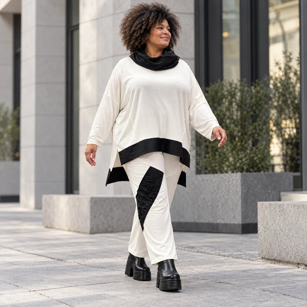 Creme Jerseyhose gerade mit Stretchkomfort Elastikbund Taftdetails und Overlocknähten