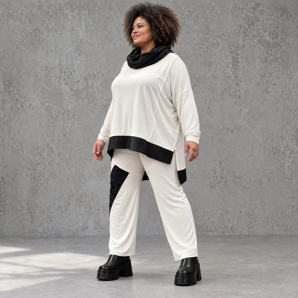 Creme Jerseyhose gerade mit Stretchkomfort Elastikbund Taftdetails und Overlocknähten