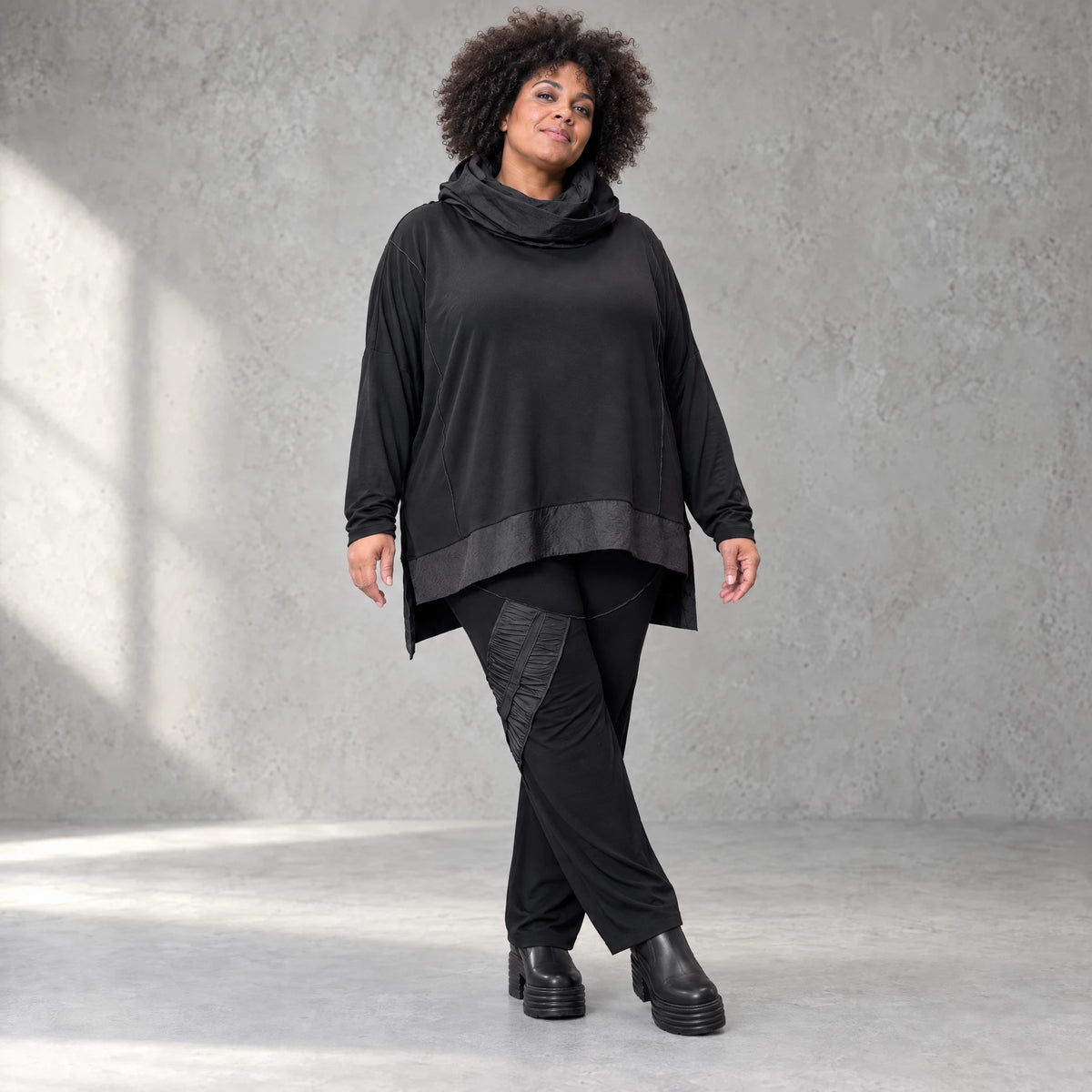 Winterhose aus Stretchjersey mit geradem Bein elastischem Bund und Overlocknahtdetail
