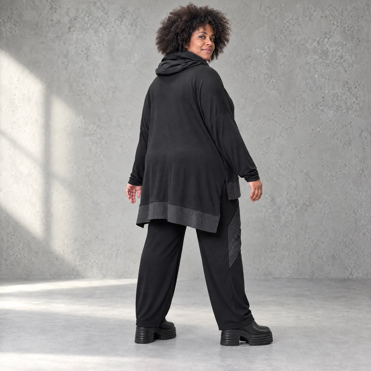 Winterhose aus Stretchjersey mit geradem Bein elastischem Bund und Overlocknahtdetail