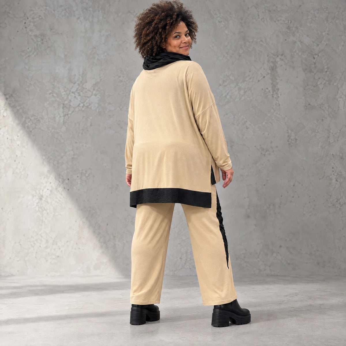 Rollkragenshirt aus Viskosejersey mit Taftdetail asymmetrisch vorne kurz hinten lang
