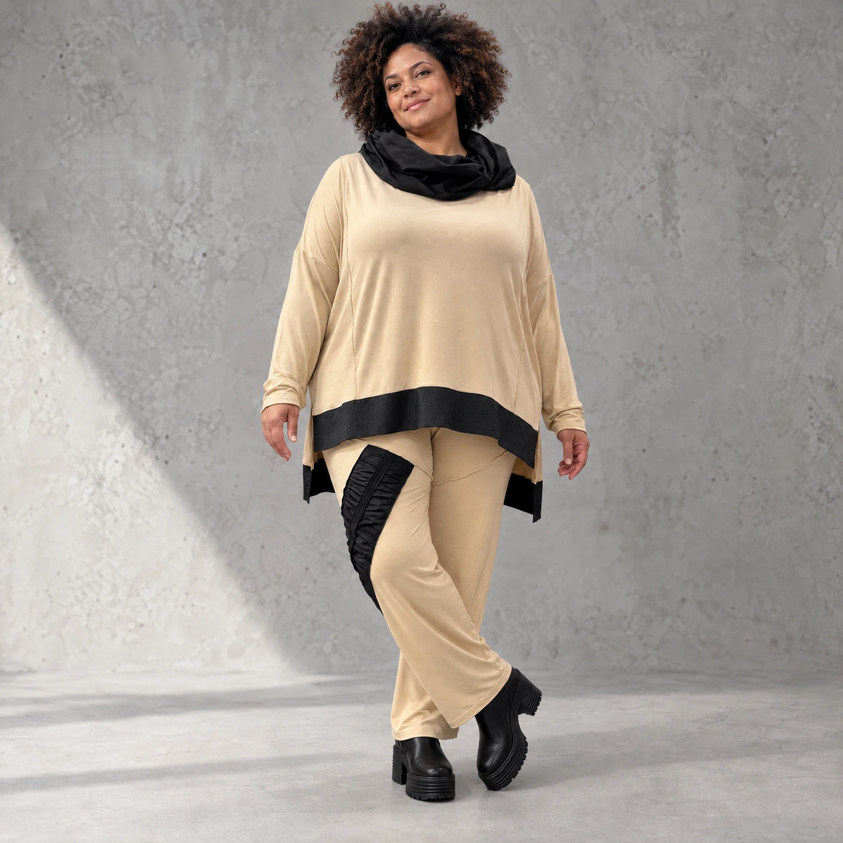 Rollkragenshirt aus Viskosejersey mit Taftdetail asymmetrisch vorne kurz hinten lang