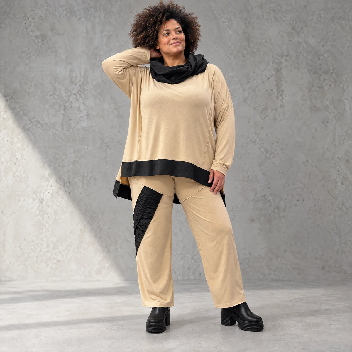 Rollkragenshirt aus Viskosejersey mit Taftdetail asymmetrisch vorne kurz hinten lang
