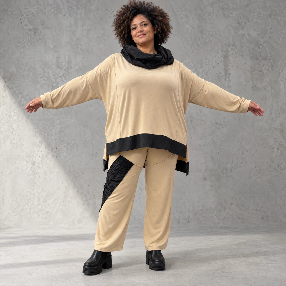 Rollkragenshirt aus Viskosejersey mit Taftdetail asymmetrisch vorne kurz hinten lang