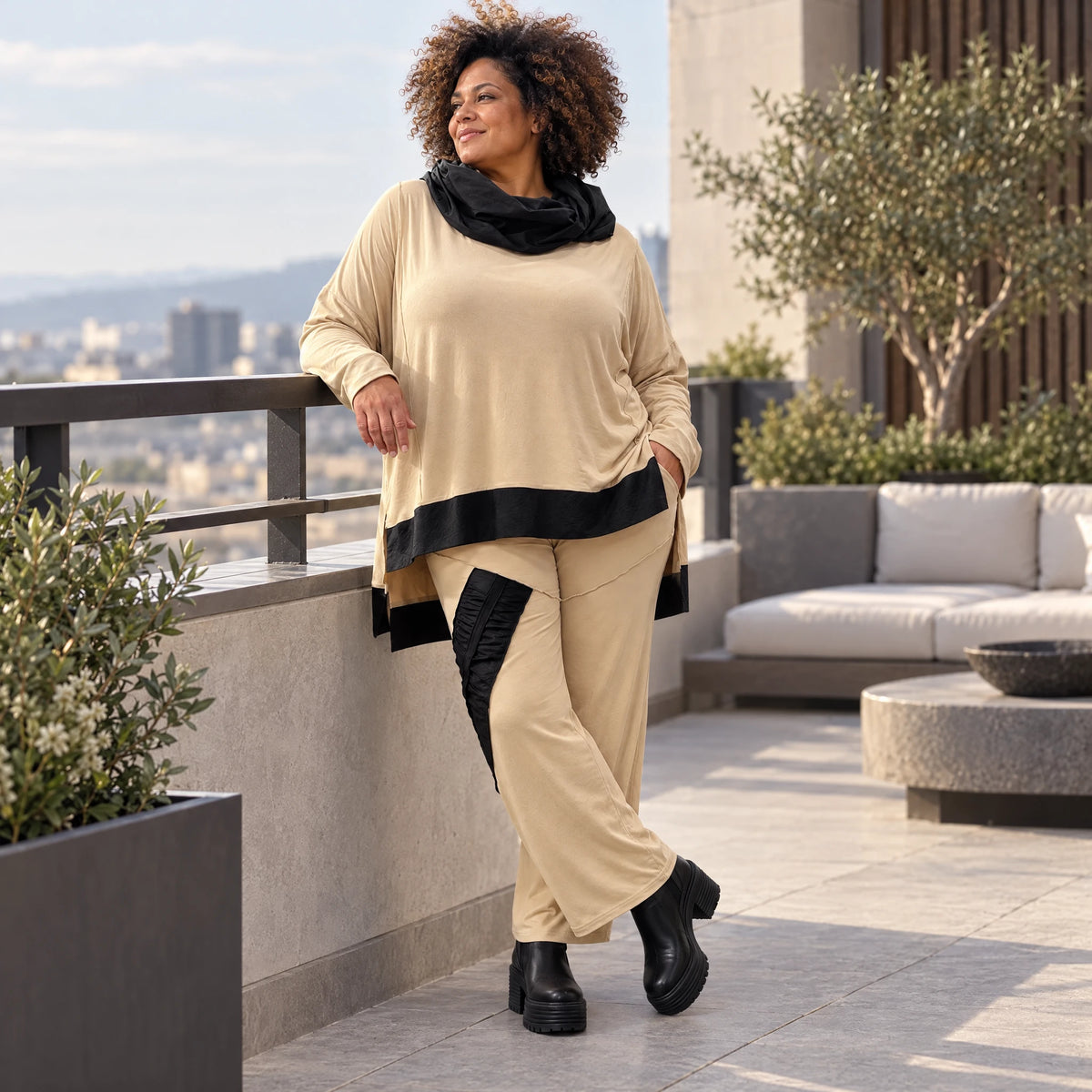 Rollkragenshirt aus Viskosejersey mit Taftdetail asymmetrisch vorne kurz hinten lang