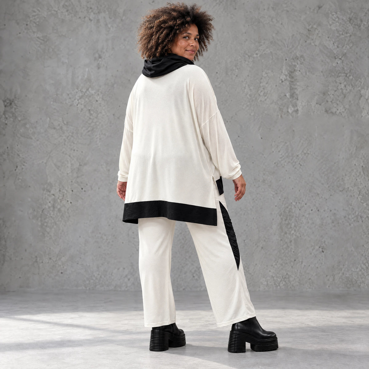 Rollkragenshirt aus fließendem Jersey mit Stretch Vokuhilaform mit seitlichen Schlitzen