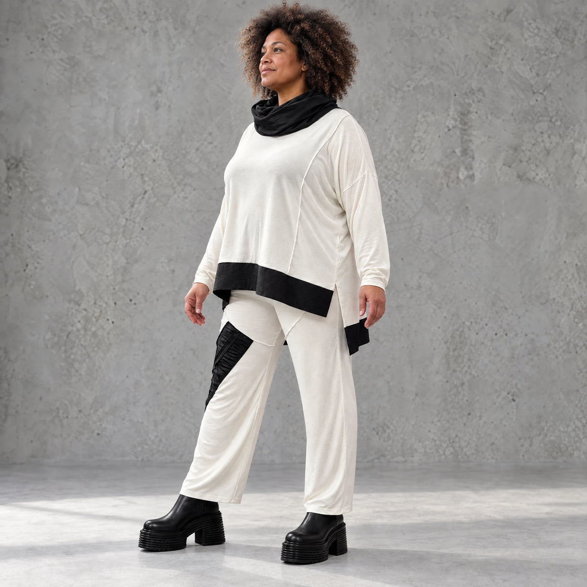 Rollkragenshirt aus fließendem Jersey mit Stretch Vokuhilaform mit seitlichen Schlitzen