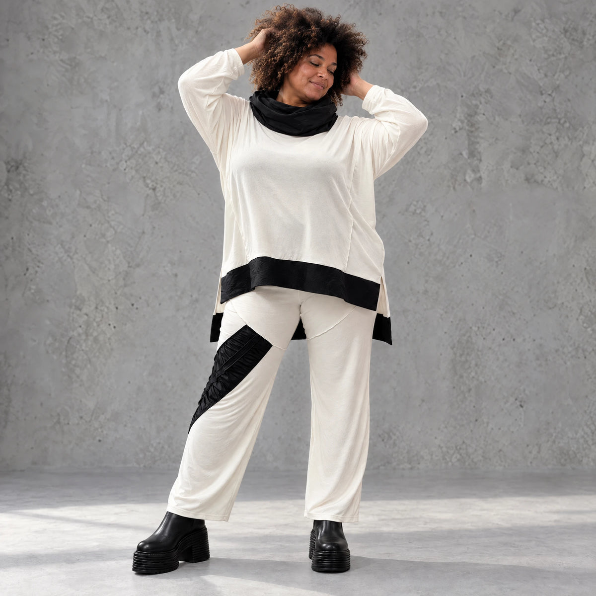 Rollkragenshirt aus fließendem Jersey mit Stretch Vokuhilaform mit seitlichen Schlitzen