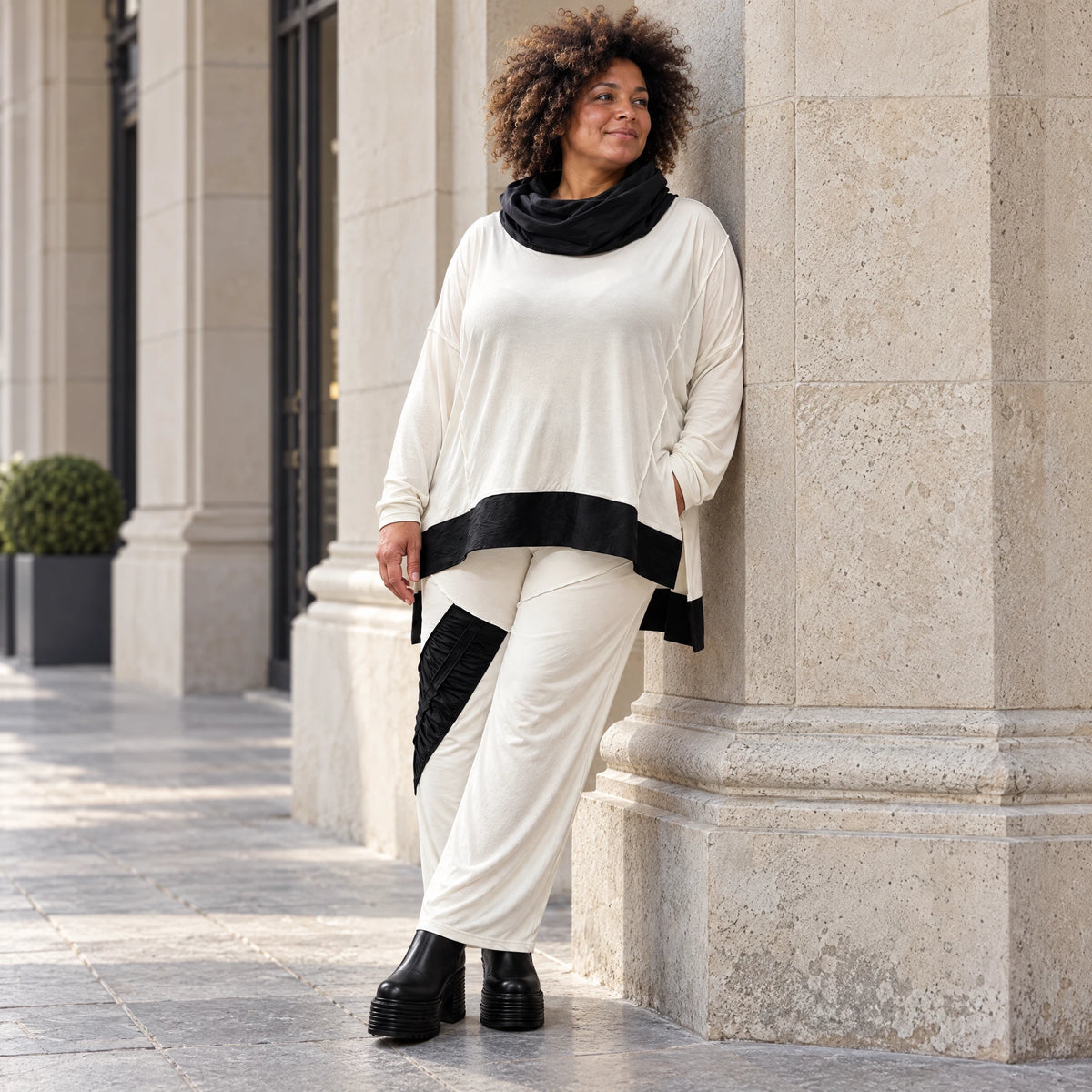 Rollkragenshirt aus fließendem Jersey mit Stretch Vokuhilaform mit seitlichen Schlitzen