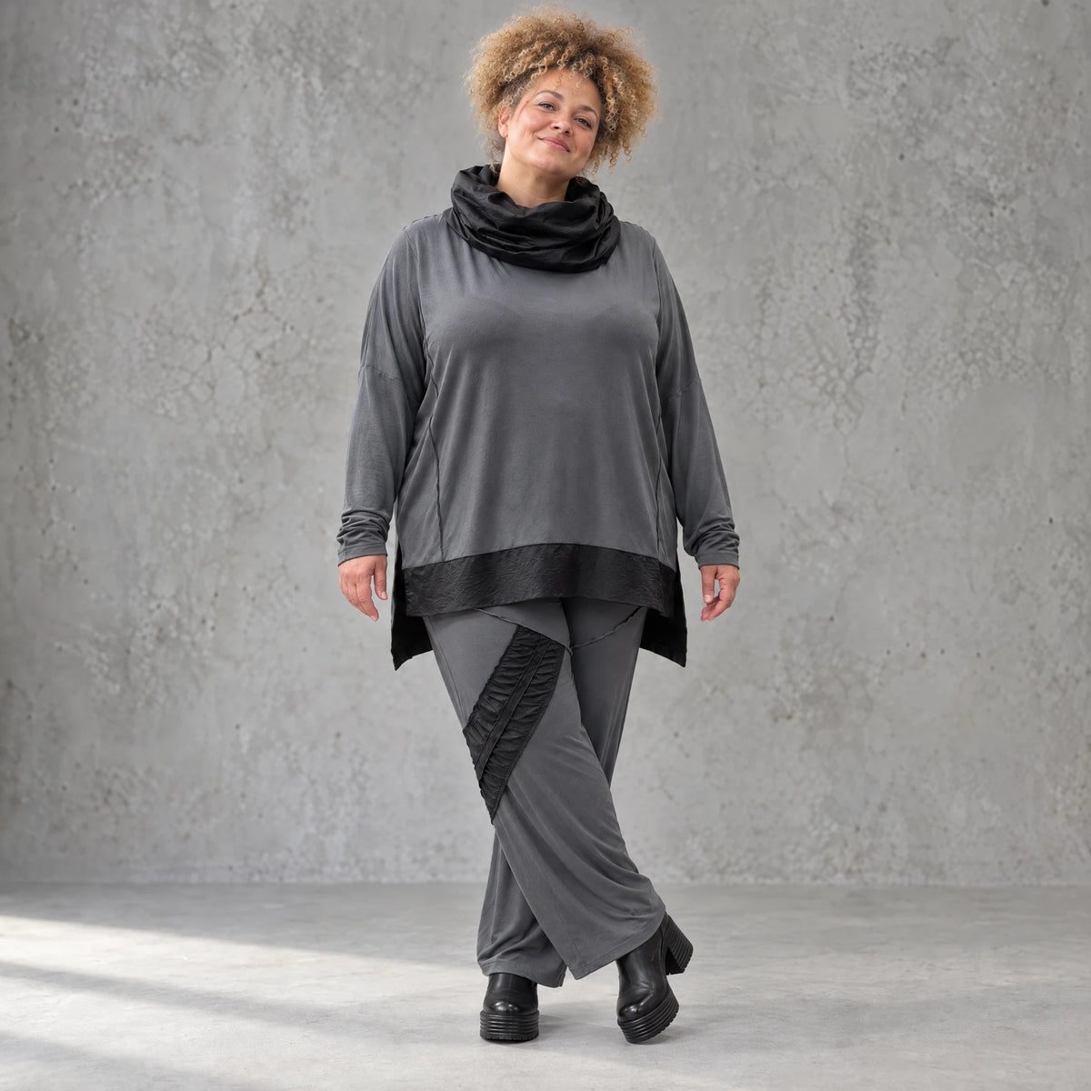 Wintershirt aus weichem Jersey mit Rollkragen Vokuhila Schnitt Taft und Seitenschlitzen