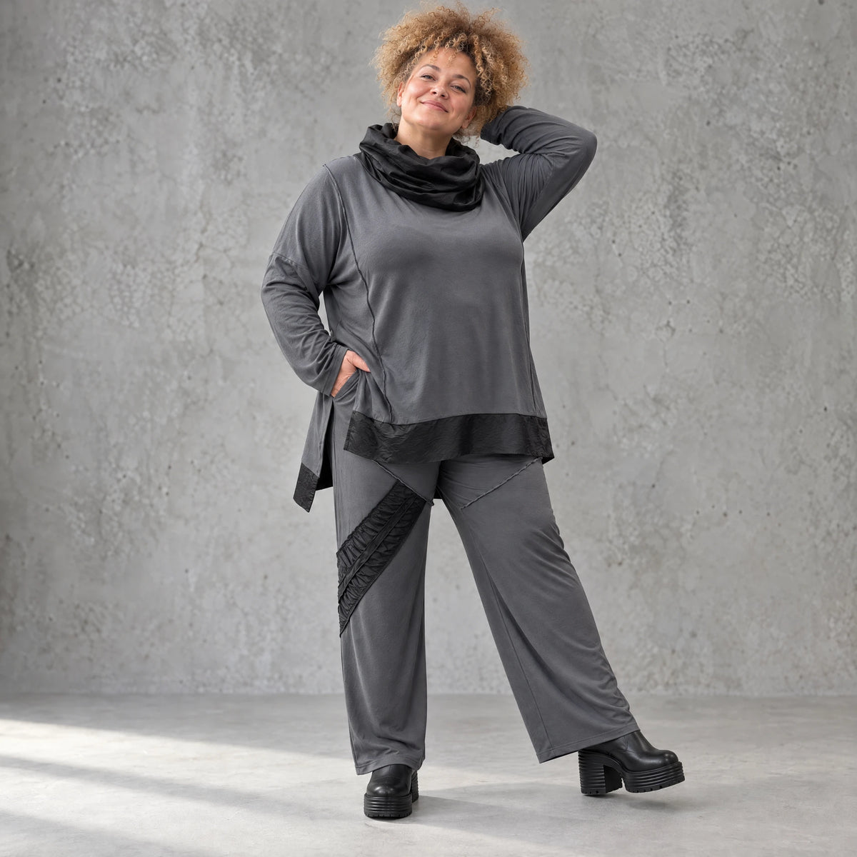 Wintershirt aus weichem Jersey mit Rollkragen Vokuhila Schnitt Taft und Seitenschlitzen