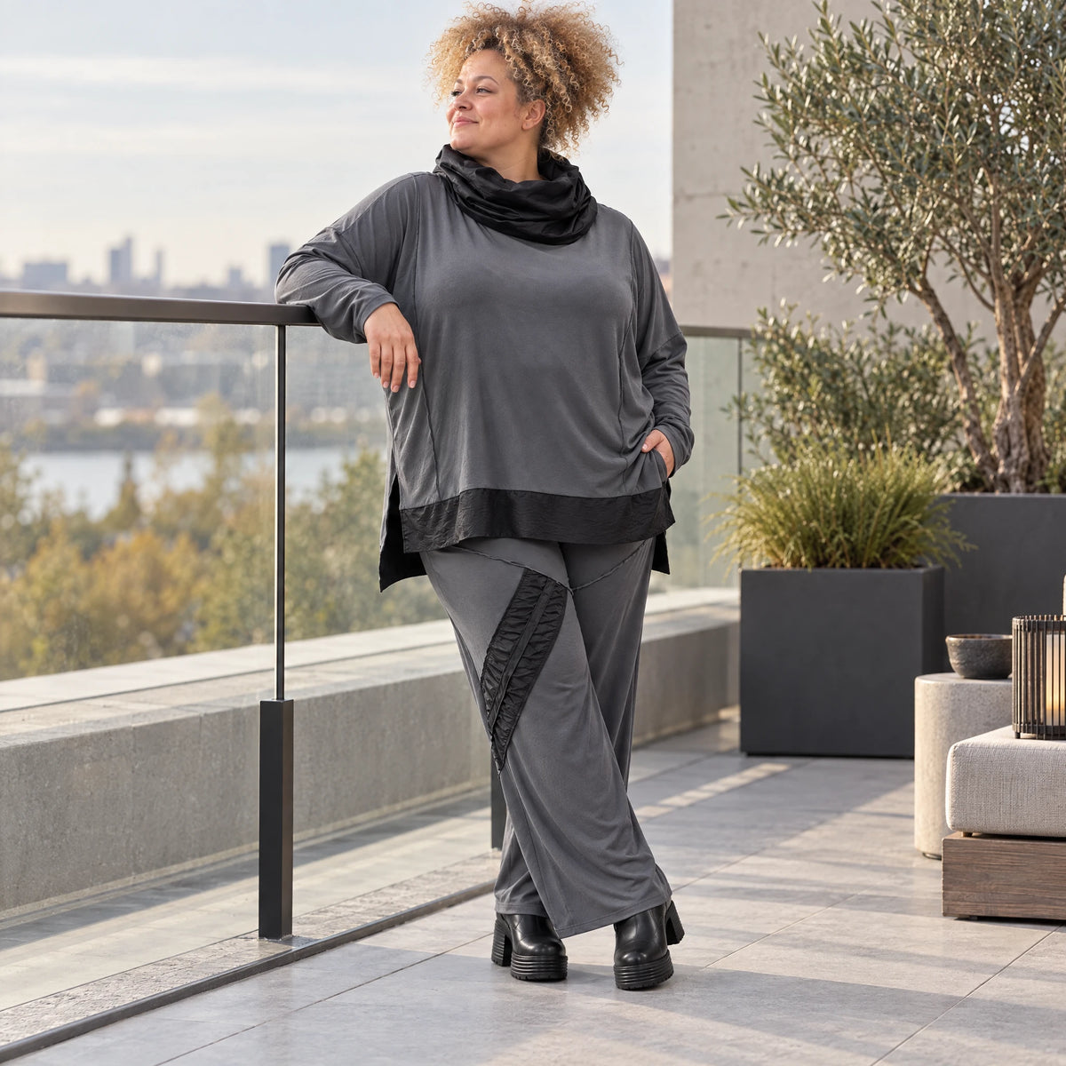 Wintershirt aus weichem Jersey mit Rollkragen Vokuhila Schnitt Taft und Seitenschlitzen